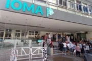 IOMA, entre la falta de cobertura, las deudas y una crisis que se profundiza. Fotografía editorial relacionada con crisis de IOMA. publicada en Netaware