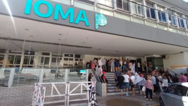 IOMA, entre la falta de cobertura, las deudas y una crisis que se profundiza. Fotografía editorial relacionada con crisis de IOMA. publicada en Netaware
