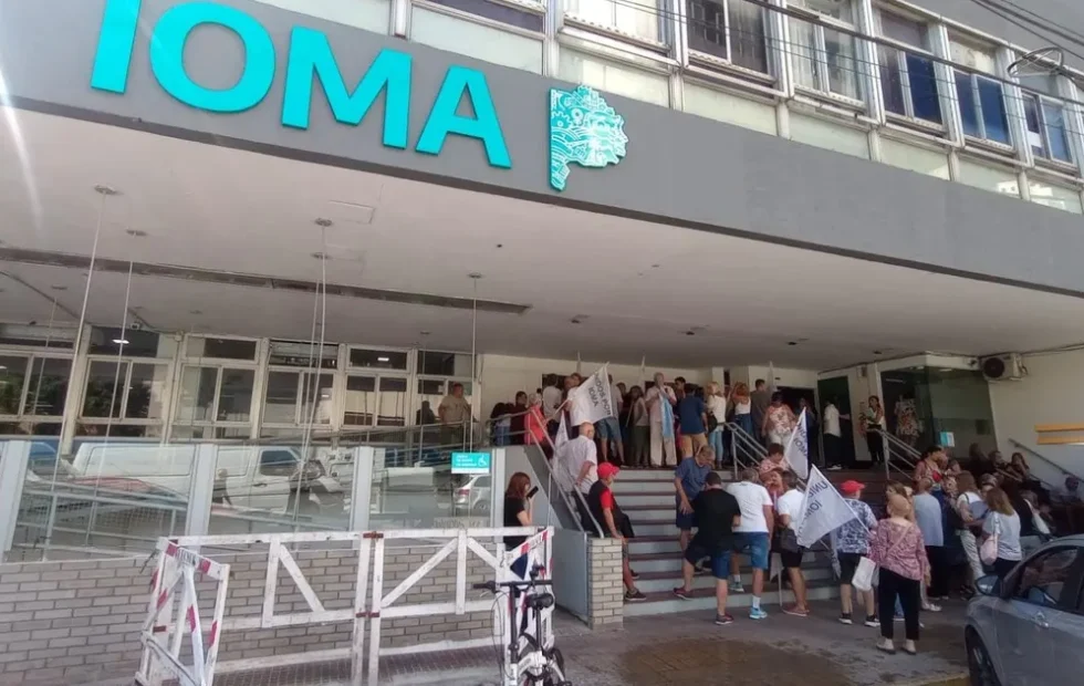 IOMA, entre la falta de cobertura, las deudas y una crisis que se profundiza. Fotografía editorial relacionada con crisis de IOMA. publicada en Netaware