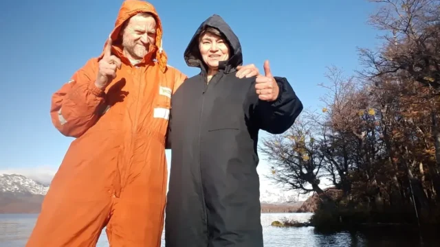 Jubilados frente al desalojo de su cabaña en el sur de Chubut. Fotografía editorial relacionada con desalojo de jubilados. publicada en Netaware