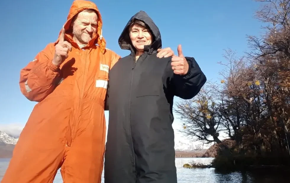 Jubilados frente al desalojo de su cabaña en el sur de Chubut. Fotografía editorial relacionada con desalojo de jubilados. publicada en Netaware