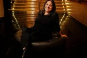 Julia Calvo enfrenta a la fanática de Misery y revela su obsesión por Redford. Fotografía editorial relacionada con fanatismo en Misery. publicada en Netaware