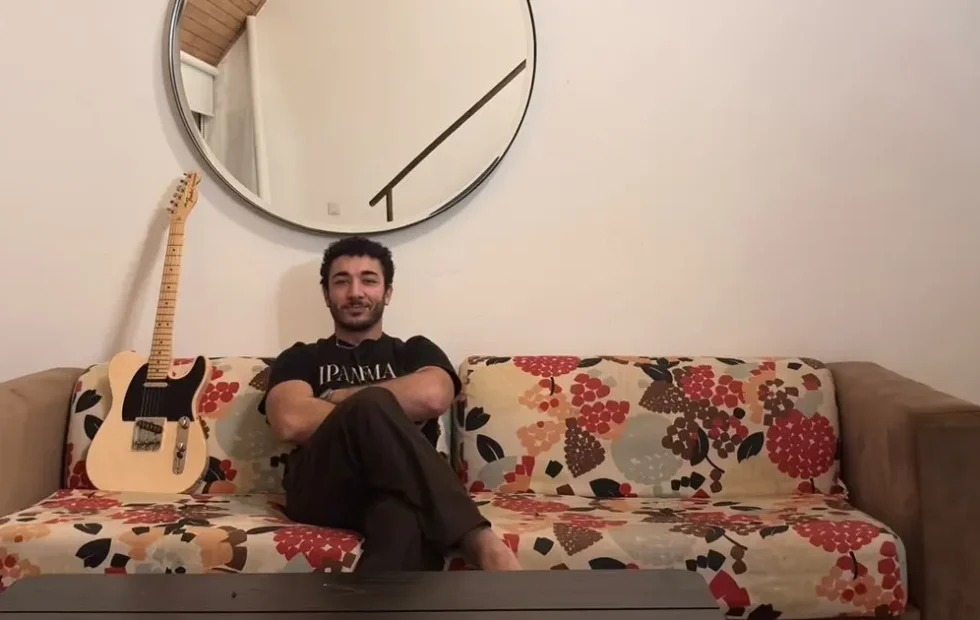Le bloquearon el auto, robaron su casa y recuperó una Fender única. Fotografía editorial relacionada con bloquearon auto robaron casa recuperó. publicada en Netaware