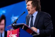 Milei arriesga la relación con Estados Unidos al partidizar la política exterior. Fotografía editorial relacionada con política exterior de Milei. publicada en Netaware