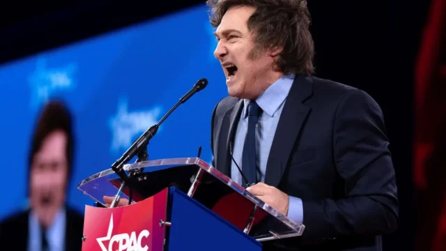 Milei arriesga la relación con Estados Unidos al partidizar la política exterior. Fotografía editorial relacionada con política exterior de Milei. publicada en Netaware