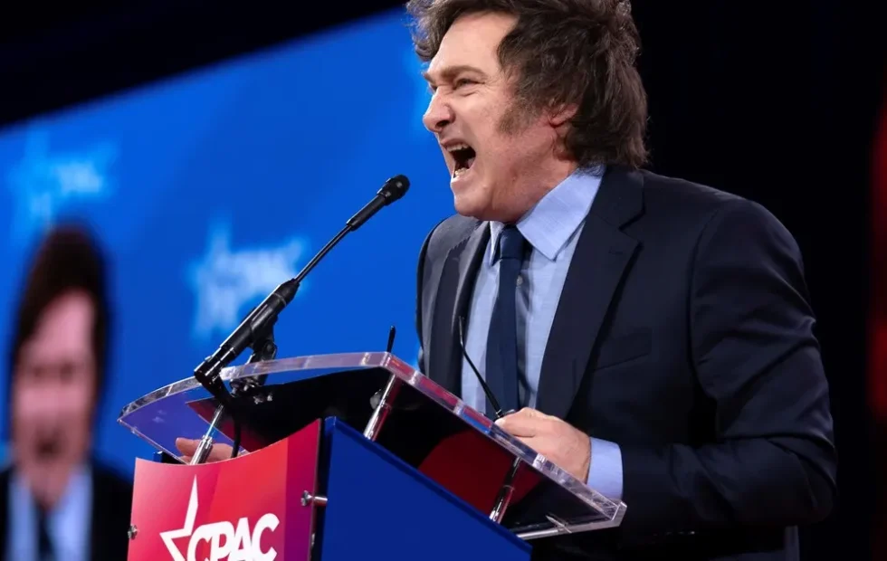 Milei arriesga la relación con Estados Unidos al partidizar la política exterior. Fotografía editorial relacionada con política exterior de Milei. publicada en Netaware