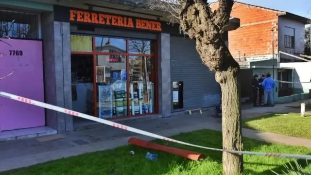Motochorros asesinaron a un ferretero en Mar del Plata y crece la tensión vecinal. Fotografía editorial relacionada con asesinato de un ferretero. publicada en Netaware