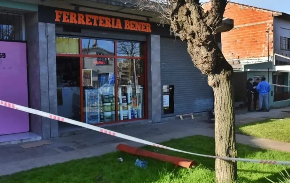 Motochorros asesinaron a un ferretero en Mar del Plata y crece la tensión vecinal. Fotografía editorial relacionada con asesinato de un ferretero. publicada en Netaware
