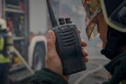 Radios para bomberos y emergencias: cómo elegir equipos confiables. Imagen destacada sobre radios para bomberos. publicada en Netaware