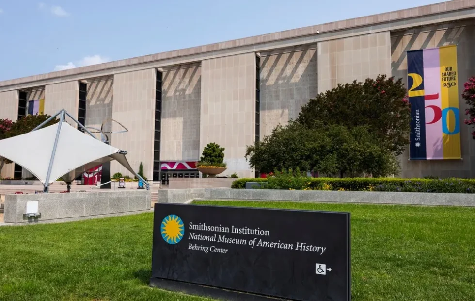 Trump ordena advertir sobre un supuesto sesgo ideológico en el Smithsonian. Imagen destacada sobre sesgo ideológico en el Smithsonian. publicada en Netaware