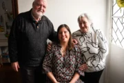 Un albañil reparó una humedad y reencontró a la bebé que cuidó en 1996. Fotografía editorial relacionada con albañil reparó humedad reencontró bebé. publicada en Netaware