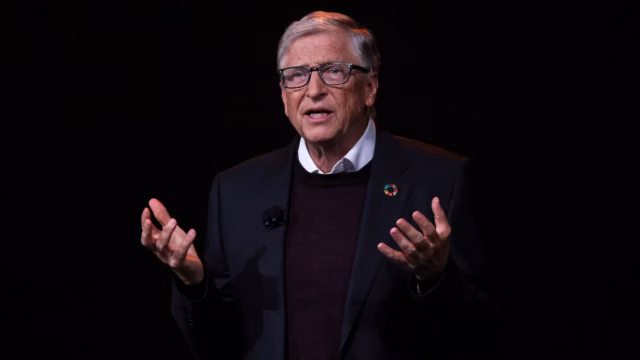 Bill Gates pide reservar empleos humanos en educación y salud mental. Fotografía editorial relacionada con reserva humana de empleos. publicada en Netaware