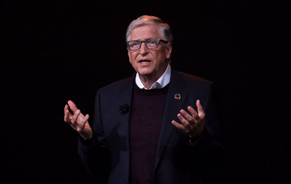 Bill Gates pide reservar empleos humanos en educación y salud mental. Fotografía editorial relacionada con reserva humana de empleos. publicada en Netaware