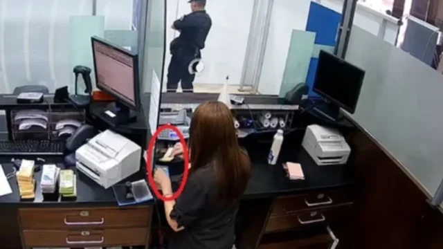 Condenan a dos cajeros del Banco Nación por sustraer dinero de clientes. Imagen destacada sobre cajeros del Banco Nación. publicada en Netaware