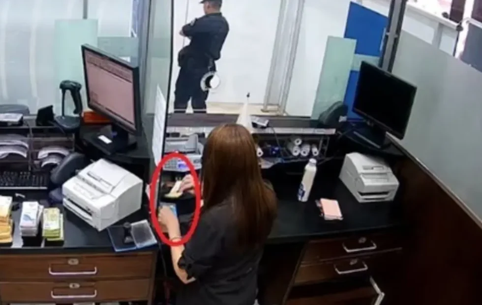 Condenan a dos cajeros del Banco Nación por sustraer dinero de clientes. Imagen destacada sobre cajeros del Banco Nación. publicada en Netaware