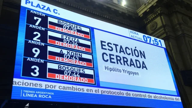 Demoras en Mitre, Sarmiento y Roca por un nuevo control de alcoholemia. Fotografía editorial relacionada con demoras en Mitre Sarmiento y Roca. publicada en Netaware