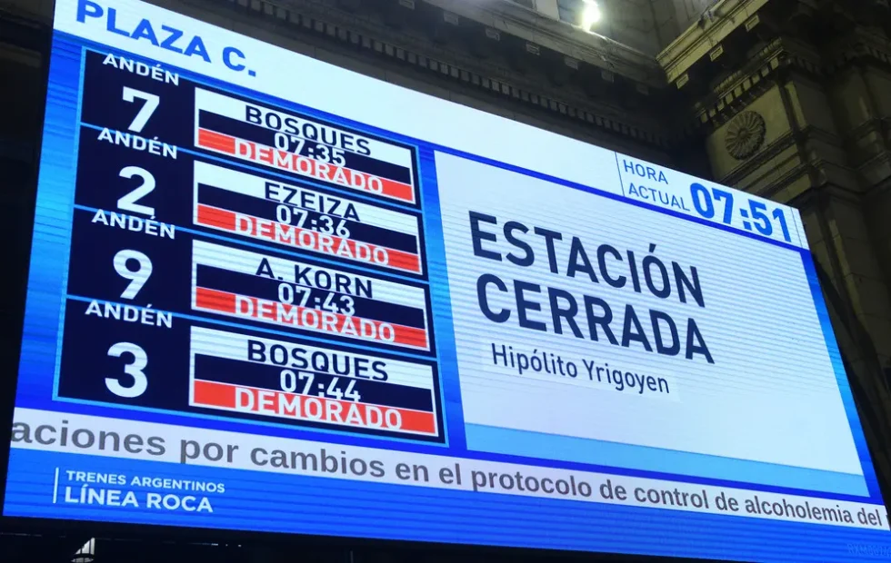 Demoras en Mitre, Sarmiento y Roca por un nuevo control de alcoholemia. Fotografía editorial relacionada con demoras en Mitre Sarmiento y Roca. publicada en Netaware