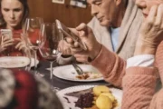 El arte de conversar ante una vida cada vez más mediada por la IA. Imagen destacada sobre arte de conversar. publicada en Netaware