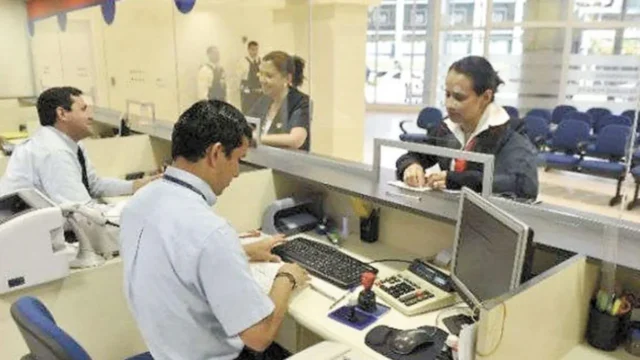El salario bancario supera los $2,5 millones tras una nueva actualización. Fotografía editorial relacionada con salario bancario 2026. publicada en Netaware