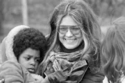 Gloria Steinem, la periodista que convirtió el feminismo en una fuerza global. Fotografía editorial relacionada con legado de Gloria Steinem. publicada en Netaware
