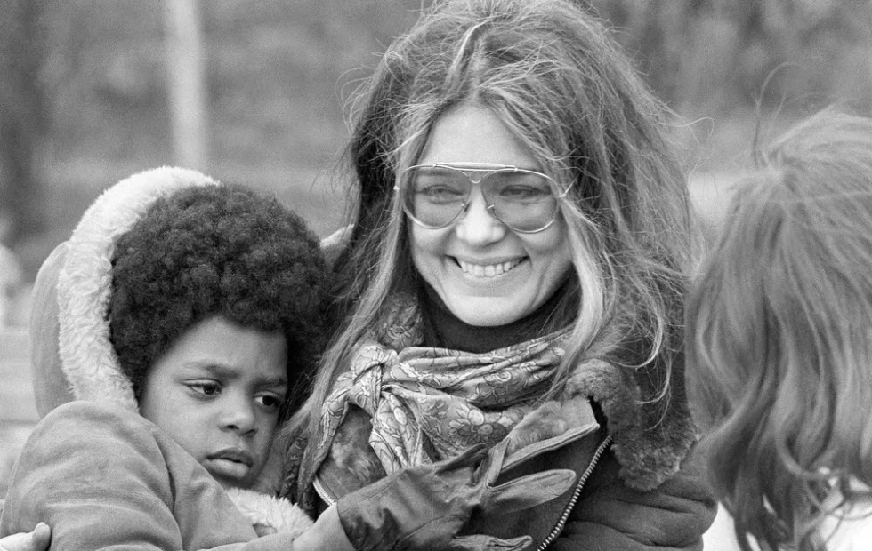 Gloria Steinem, la periodista que convirtió el feminismo en una fuerza global. Fotografía editorial relacionada con legado de Gloria Steinem. publicada en Netaware