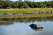 La Amarok robada en La Plata apareció sumergida en el arroyo El Gato. Imagen destacada sobre Amarok robada en La Plata. publicada en Netaware