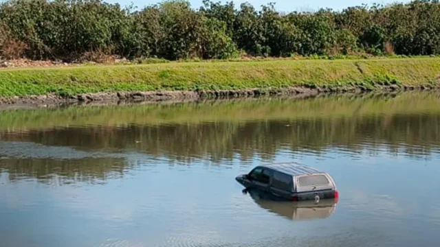 La Amarok robada en La Plata apareció sumergida en el arroyo El Gato. Imagen destacada sobre Amarok robada en La Plata. publicada en Netaware