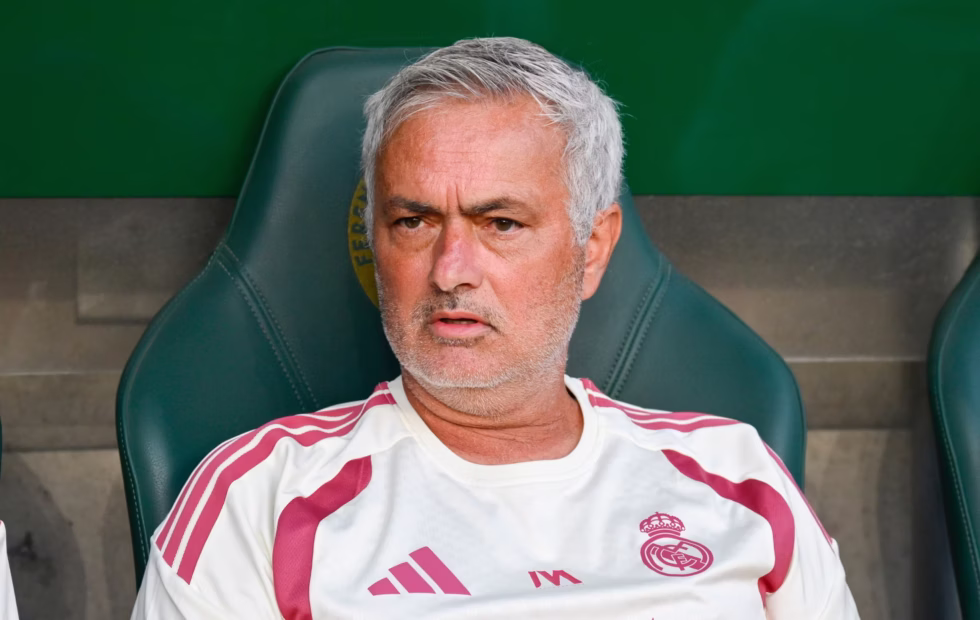 Mourinho y el retiro de Messi: la ausencia que el fútbol siempre sentirá. Fotografía editorial relacionada con retiro de Messi de la selección. publicada en Netaware