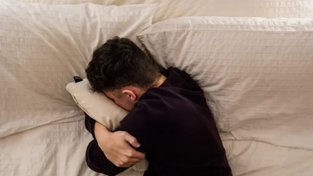 Suicidio juvenil: exclusión social y crisis económica agravan el riesgo. Fotografía editorial relacionada con suicidio juvenil en Argentina. publicada en Netaware