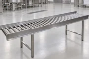 Transportadores de rodillos por gravedad: eficiencia industrial sin motores. Imagen destacada sobre transportadores de rodillos por gravedad. publicada en Netaware