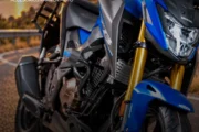 Accesorios para Honda Twister CB 300F: cómo elegirlos según el uso. Fotografía editorial relacionada con accesorios Honda Twister CB 300F. publicada en Netaware