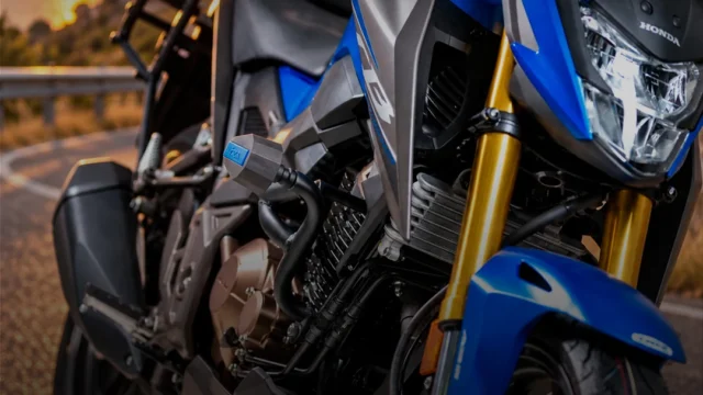 Accesorios para Honda Twister CB 300F: cómo elegirlos según el uso. Fotografía editorial relacionada con accesorios Honda Twister CB 300F. publicada en Netaware