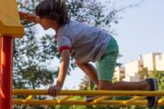 Actividad física infantil: más deporte organizado, menos movimiento diario. Imagen destacada sobre actividad física infantil. publicada en Netaware