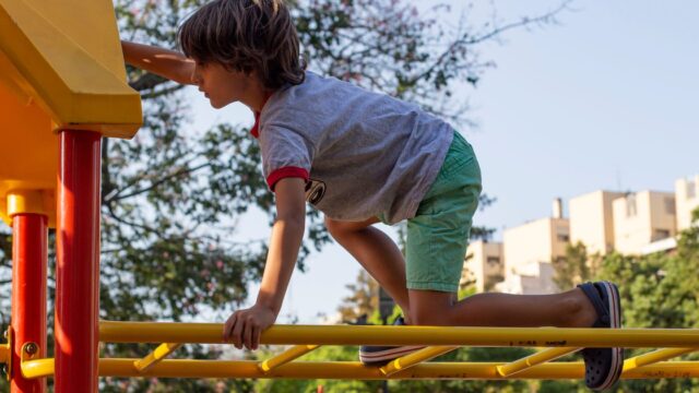 Actividad física infantil: más deporte organizado, menos movimiento diario. Imagen destacada sobre actividad física infantil. publicada en Netaware