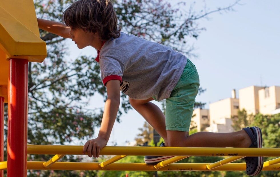Actividad física infantil: más deporte organizado, menos movimiento diario. Imagen destacada sobre actividad física infantil. publicada en Netaware