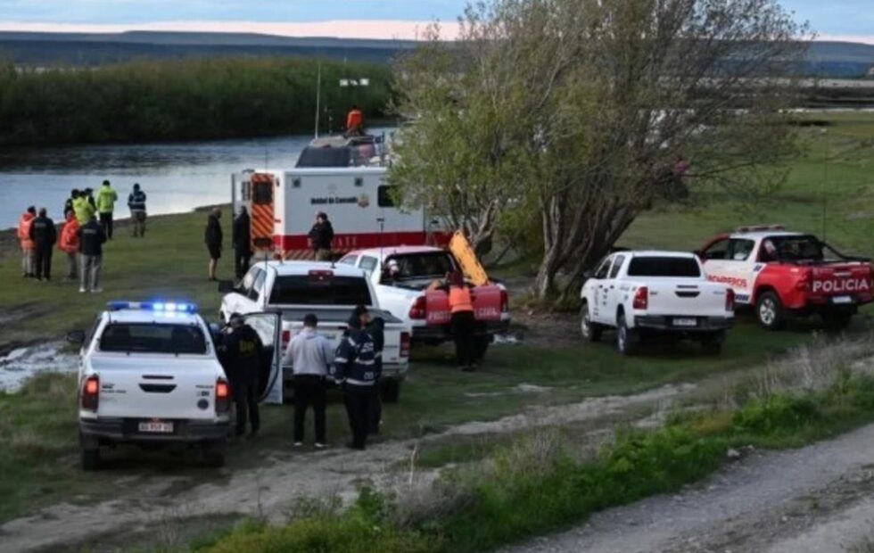 Buscan a dos hermanos desaparecidos en el río Gallegos. Fotografía editorial relacionada con hermanos desaparecidos río Gallegos. publicada en Netaware