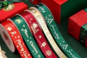 Cintas navideñas: el detalle que transforma regalos y decoraciones. Imagen destacada sobre cintas navideñas. publicada en Netaware