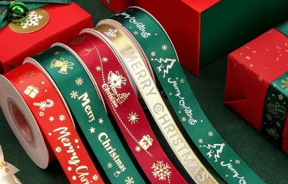 Cintas navideñas: el detalle que transforma regalos y decoraciones. Imagen destacada sobre cintas navideñas. publicada en Netaware