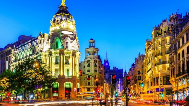 El amor prohibido que vigila la Gran Vía desde sus azoteas. Fotografía editorial relacionada con amor prohibido de Diana. publicada en Netaware
