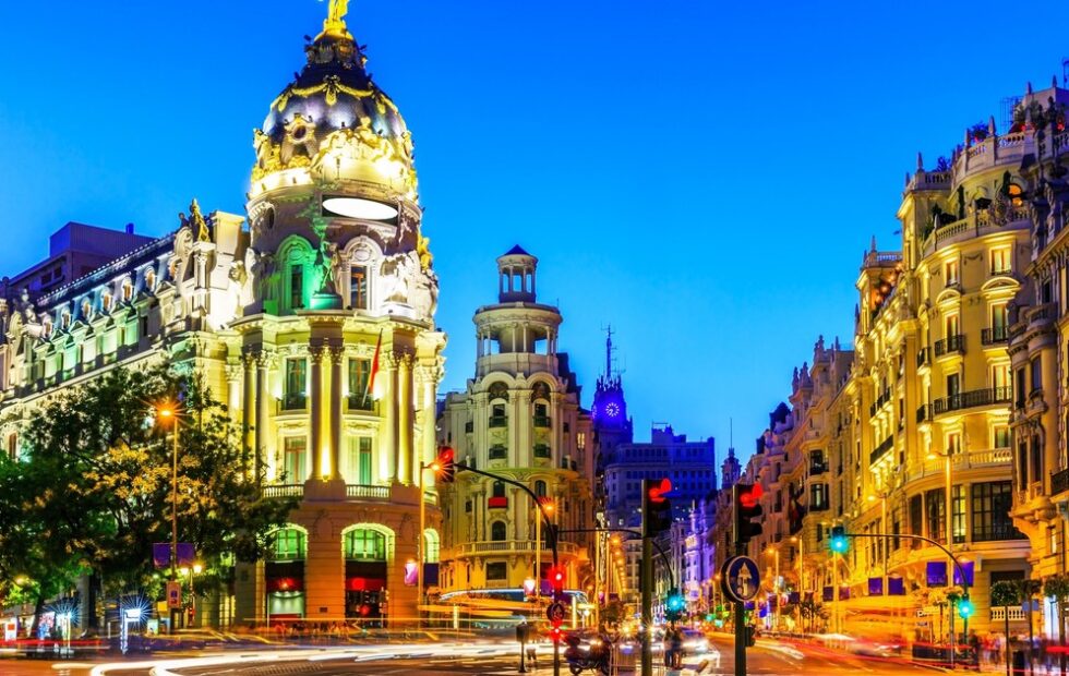 El amor prohibido que vigila la Gran Vía desde sus azoteas. Fotografía editorial relacionada con amor prohibido de Diana. publicada en Netaware