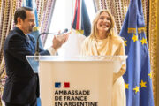 Francia distinguió a Amalia Amoedo por su aporte al arte y la cultura. Fotografía editorial relacionada con distinción francesa a Amalia Amoedo. publicada en Netaware