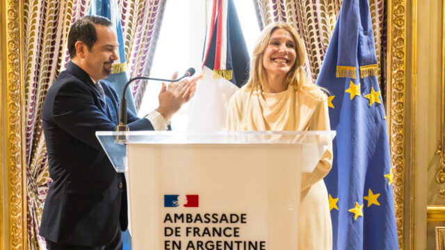 Francia distinguió a Amalia Amoedo por su aporte al arte y la cultura. Fotografía editorial relacionada con distinción francesa a Amalia Amoedo. publicada en Netaware