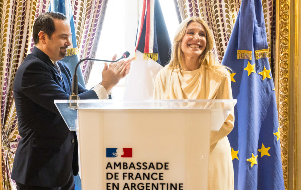 Francia distinguió a Amalia Amoedo por su aporte al arte y la cultura. Fotografía editorial relacionada con distinción francesa a Amalia Amoedo. publicada en Netaware