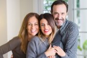 Hijos adultos: cómo acompañar sin convertir la ayuda en control. Imagen destacada sobre hijos adultos. publicada en Netaware