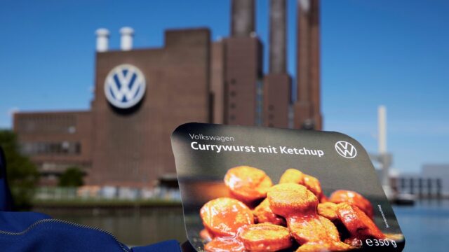 La pieza más vendida de Volkswagen no tiene ruedas. Fotografía editorial relacionada con currywurst de Volkswagen. publicada en Netaware