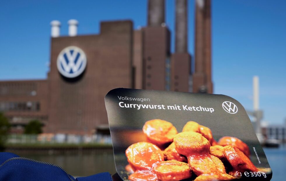 La pieza más vendida de Volkswagen no tiene ruedas. Fotografía editorial relacionada con currywurst de Volkswagen. publicada en Netaware