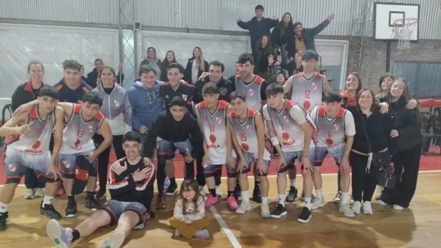 Los Rosarinos Estudiantil y Red Star tomaron ventaja en la reclasificación. Fotografía editorial relacionada con Rosarinos Estudiantil Red Star tomaron. publicada en Netaware