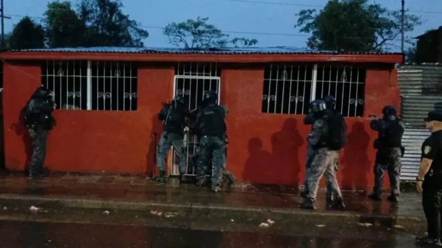 Posadas: murió un joven tras ingerir una bolsita durante un allanamiento. Fotografía editorial relacionada con muerte durante allanamiento. publicada en Netaware