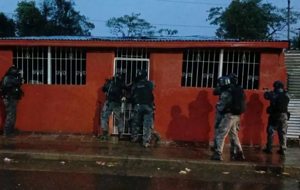 Posadas: murió un joven tras ingerir una bolsita durante un allanamiento. Fotografía editorial relacionada con muerte durante allanamiento. publicada en Netaware