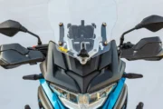 Voge DS650: cómo revisar el montaje del parabrisas AIRPAL. Fotografía editorial relacionada con parabrisas AIRPAL Voge DS650. publicada en Netaware